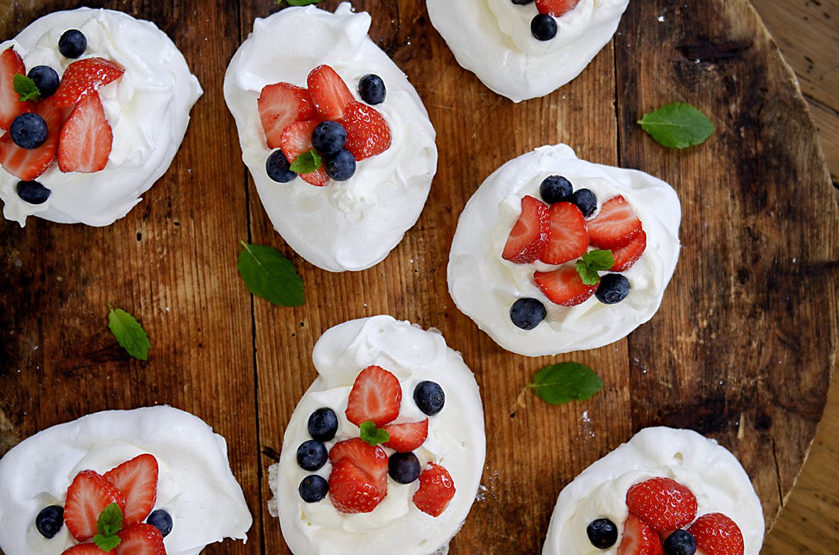 Mini Pavlova Med Krem Og Bær - Kreative Idéer