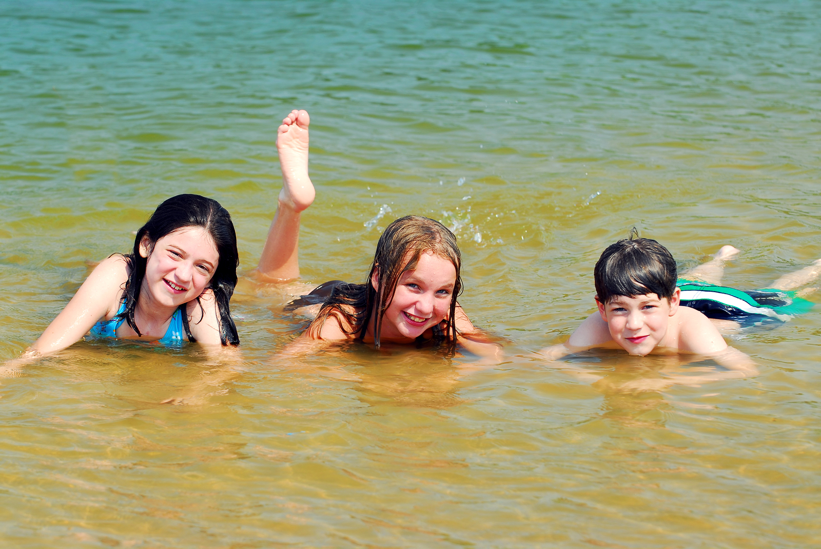 Девочки подростки на озере